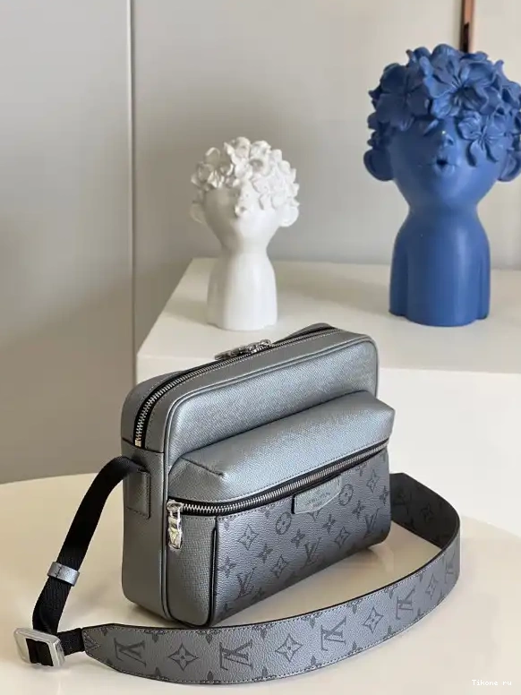 Cheap VUITTON MESSENGER LOUIS OUTDOOR 0507